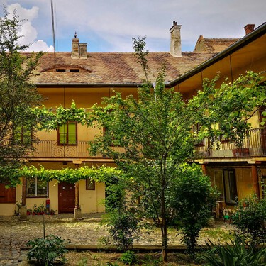 Cómo dar sombra al patio en menos de 15 minutos con este toldo vela de Bauhaus: es resistente, elegante y se instala sin taladros