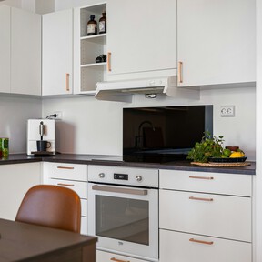 La solución para que hasta la encimera más pequeña se vea espaciosa y ordenada es este organizador número uno en Amazon 