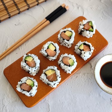 Uramaki de salmón y aguacate, una de las formas más fáciles de comer cocina japonesa