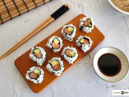 Uramaki de salmón y aguacate, una de las formas más fáciles de comer cocina japonesa