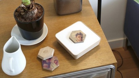 Qleek, reproductor y etiquetas inteligentes en madera para un streaming menos virtual