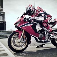 ¿Ganas de Fireblade? Aquí tienes a Nicky Hayden rodando con la Honda CBR1000RR SP