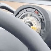 Se le cae el volante de su Tesla Model Y en pleno manejo y todavía se lo quieren cobrar
