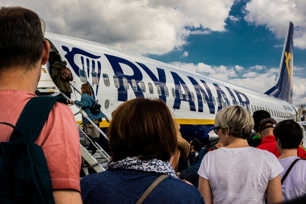 Multa histórica de 150 millones de euros a Ryanair y otras low-cost: está prohibido cobrarnos el equipaje de mano