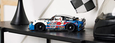 Lo último de LEGO es puro espíritu NASCAR, y es de los Technic más baratos que puedes poner en tu estantería
