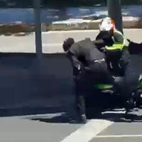 Intenta robar dos motos en un semáforo a lo GTA en Alicante. Acaba apaleado mientras le gritan "mátalo" 