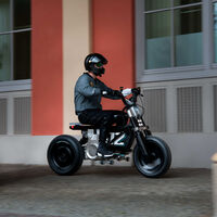 Así luce la BMW Concept CE 02, un prototipo de moto eléctrica con 90 km de autonomía, 15 CV e inspiración juvenil