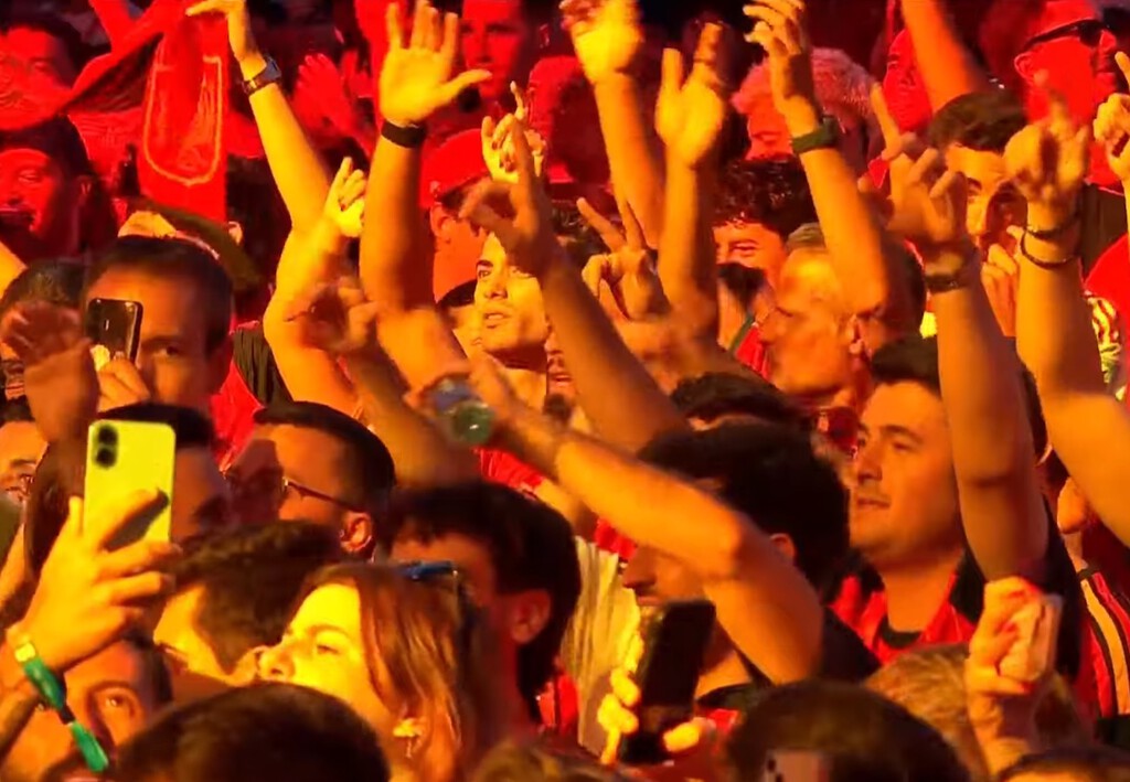 El himno de España no tiene letra, así que hemos coreado otro que no tiene nada que ver con el fútbol: el de Nino Bravo