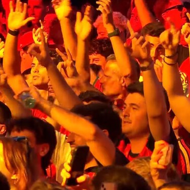 El himno de España no tiene letra, así que hemos coreado otro que no tiene nada que ver con el fútbol: el de Nino Bravo