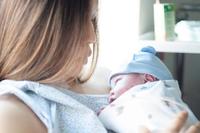 Dar antibióticos a la madre durante el parto altera la flora intestinal del bebé