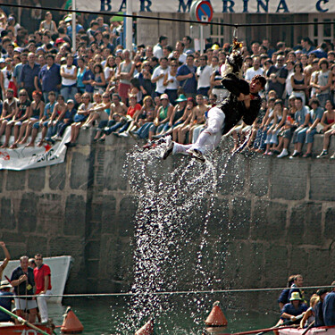 Desde hace casi 400 años, este pueblo de Vizcaya celebra sus particulares fiestas marineras con un invitado de excepción: un ganso enmaromado  