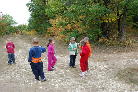 De excursión a la montaña con los niños: ¡deja que desarrollen sus propias ideas para pasarlo bien!