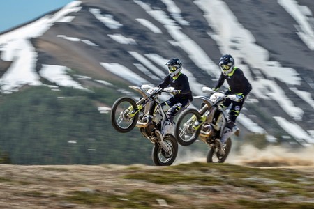 Toma, un regalo de 3 minutos para tus ojos y oídos: las Husqvarna de dos tiempos en acción
