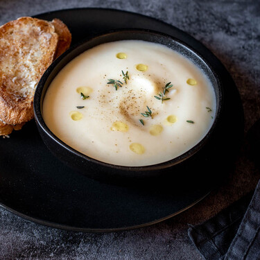 Es tan fina que nadie diría que su protagonista es la coliflor: la crema francesa con la que quedar como un rey sin que te corten la cabeza 