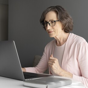 Esto es lo que diferencia a los mayores de 50 que encuentran empleo de los que no: un estudio lo confirma