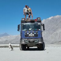 54 países en camper no han sido suficientes: esta pareja prepara un MAN 8x8 militar de 11,5 metros para cruzar Siberia y Mongolia 