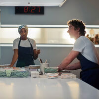 De la serie a tu armario: la camiseta blanca de The Bear es el básico que triunfa cinco temporadas después 