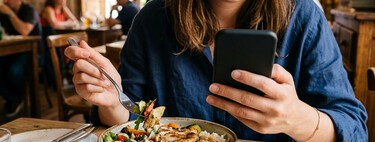 Comer mirando el móvil tiene varias consecuencias. Una de ellas es que la comida sepa peor 