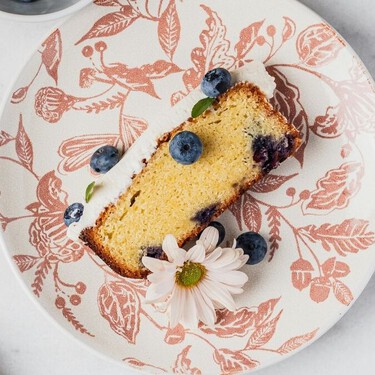 No compres platos nuevos: renuévalos con una servilleta de colores y pegamento, perfectos para recibir la primavera