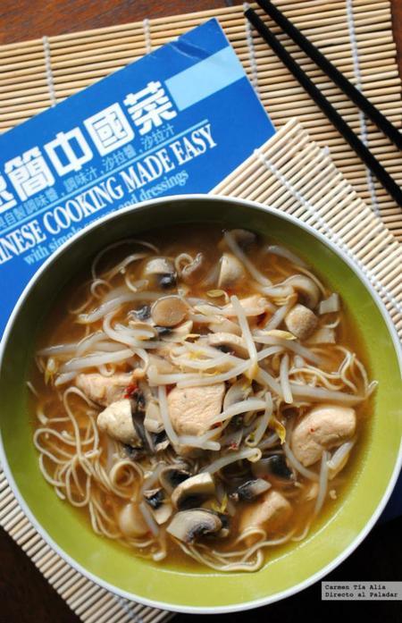 Noodles picantes con pollo, jengibre y chile. Receta