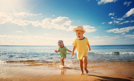 La OCU pide la retirada de dos cremas solares para niños SPF 50+ por ofrecer menor protección que la prometida