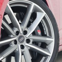 Sí, la DGT te puede multar por llevar neumáticos desgastados, en mal estado o si no son adecuados para tu coche