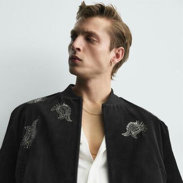 Zara tiene la cazadora perfecta para tus looks de fin de año: una pieza elegante que te hará deslumbrar como una estrella de rock 