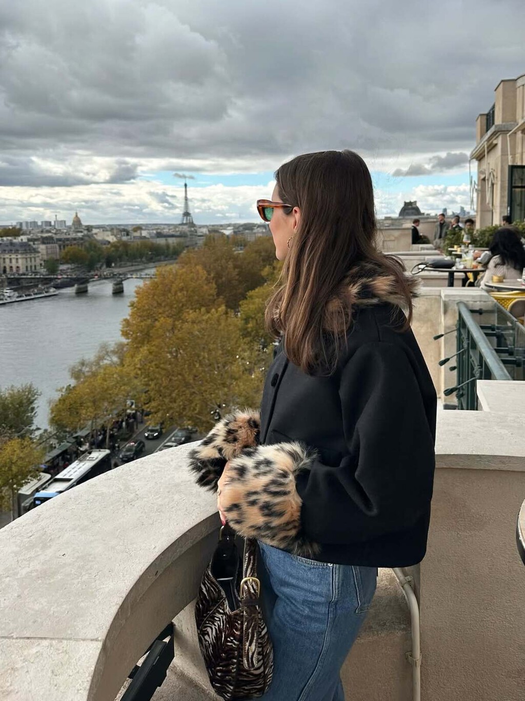 Las nuevas New Balance en color zafiro que adoran las chicas parisinas porque son súper elegantes y atemporales 