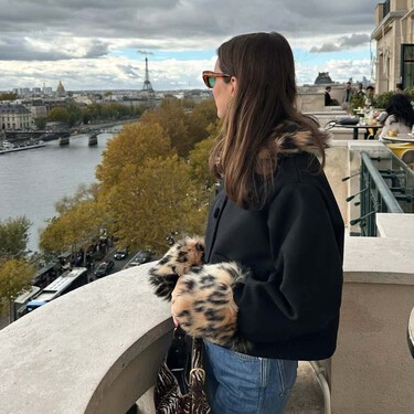 Las nuevas New Balance en color zafiro que adoran las chicas parisinas porque son súper elegantes y atemporales 