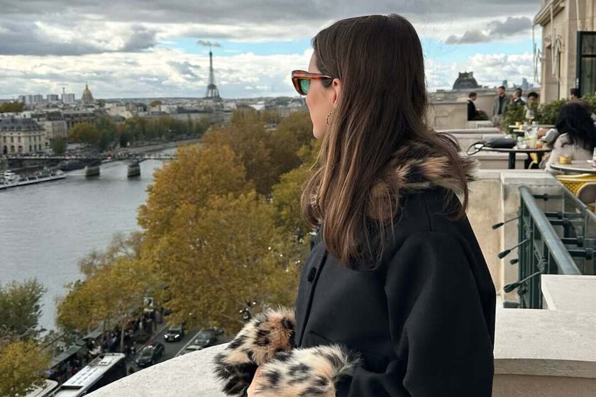 Las nuevas New Balance en color zafiro que adoran las chicas parisinas porque son súper elegantes y atemporales