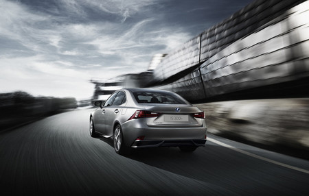 Gama IS: Lexus usa su adiós al gasóleo como argumento de venta