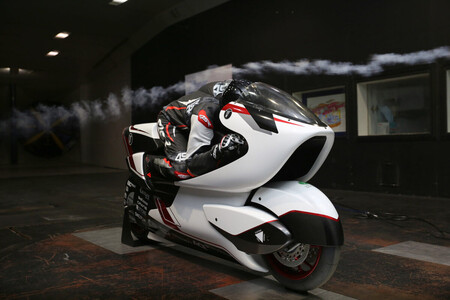Sólo tiene 134 CV pero esta moto eléctrica extrema quiere superar los 400 km/h confiando en un agujero que la atraviesa