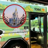 Michael Bowen, de cura a conductor de autobuses en Disney World: “Soy realmente feliz: puedo ir al parque cuando quiera” 