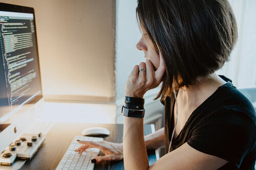 Las IAs ya han empezado a hacer alianzas entre sí y a mentir a los humanos para protegerse: los especialistas lo certifican 