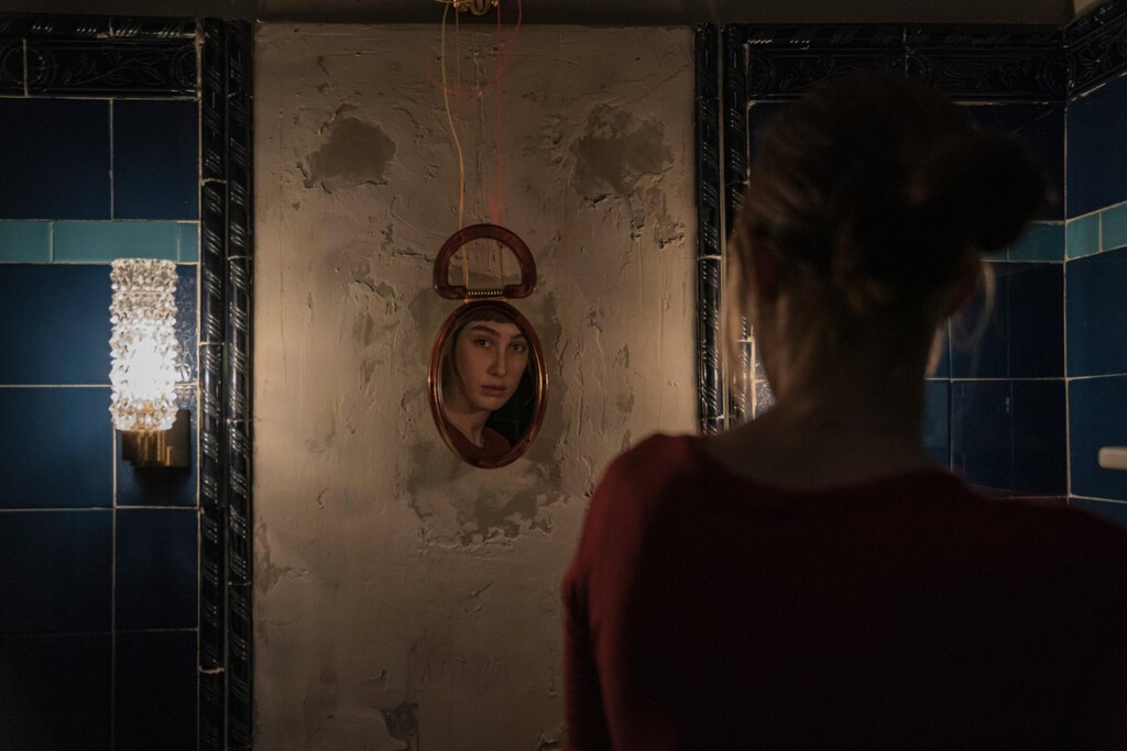 'La abuela': aterriza en Prime Video una incómoda reflexión del director de 'Verónica' acerca de horrores muy cotidianos 