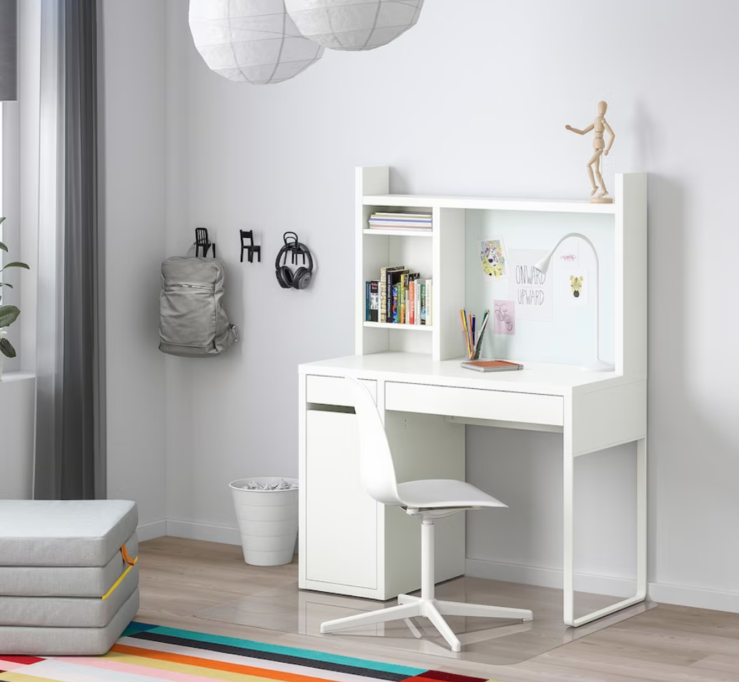 MICKE
Escritorio, blanco, 105x50 cm con estantes que se pueden ajustar para adaptarse a diferentes cosas y la salida de cables de la parte posterior te permite mantener los cables organizados.