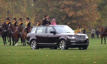 Reina Isabel Inglaterra Range Rover Lwb Landaulet 01