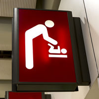 Porque ellos también cambian pañales: más cambiadores de bebés en los baños masculinos