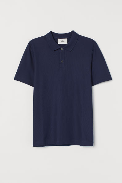 Polo de manga corta en piqué de algodón con cuello de canalé con dos botones y aberturas laterales.