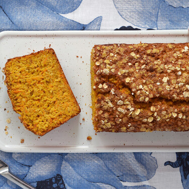 Bizcocho de naranja, avena y zanahoria con azafrán: receta para alegrar las mañanas (y las tardes de merienda)