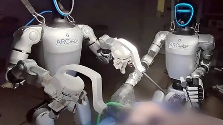 robo humanoide realizando a cirurgia