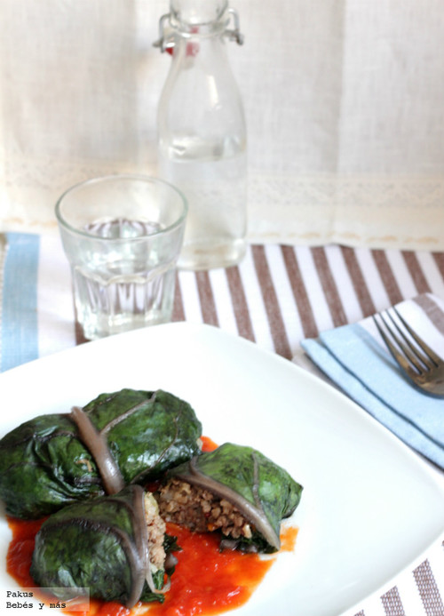 Paquetes de acelgas rellenos de carne y arroz. Receta veraniega