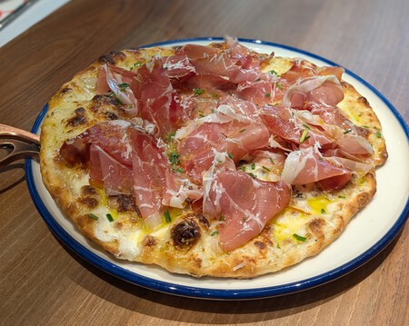 Masa tonda romana, con jamón.