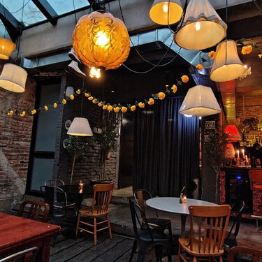 El bar con alma vintage que tiene los mejores cocteles de la temporada y conquista con más de 30 encurtidos para picar