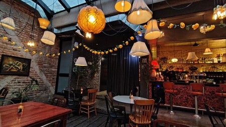 El bar con alma vintage que tiene los mejores cocteles de la temporada y conquista con más de 30 encurtidos para picar