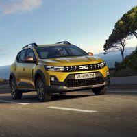 El coche más vendido en España se pone al día: ahora está mejor equipado, es más potente y tiene autonomía de diésel... sin ser diésel