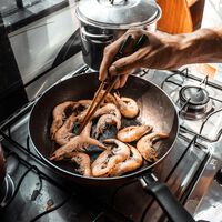 Aunque no lo parezca, los pollos y cerdos no son los animales más criados en granjas. Lo son las gambas