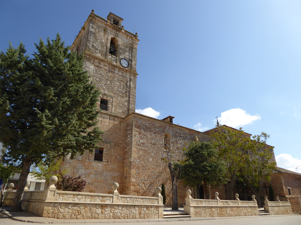 Dividido entre clero y nobleza, este pueblo medieval de Cuenca sorprende en plena Castilla-La Mancha con sus dos iglesias, su molino y una bodega perfecta para el enoturismo