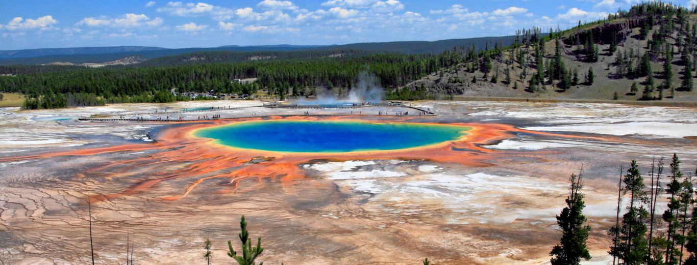 https://i.blogs.es/85dfb5/grand_prismatic_spring_and_midway_geyser_basin_from_above/1366_521.jpg