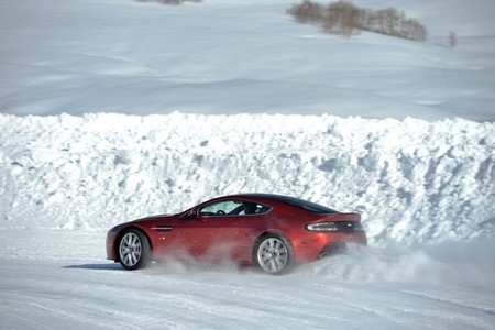 Aston Martin On Ice: una experiencia de lujo sobre el frío, en espectaculares fotos y con vídeo de regalo
